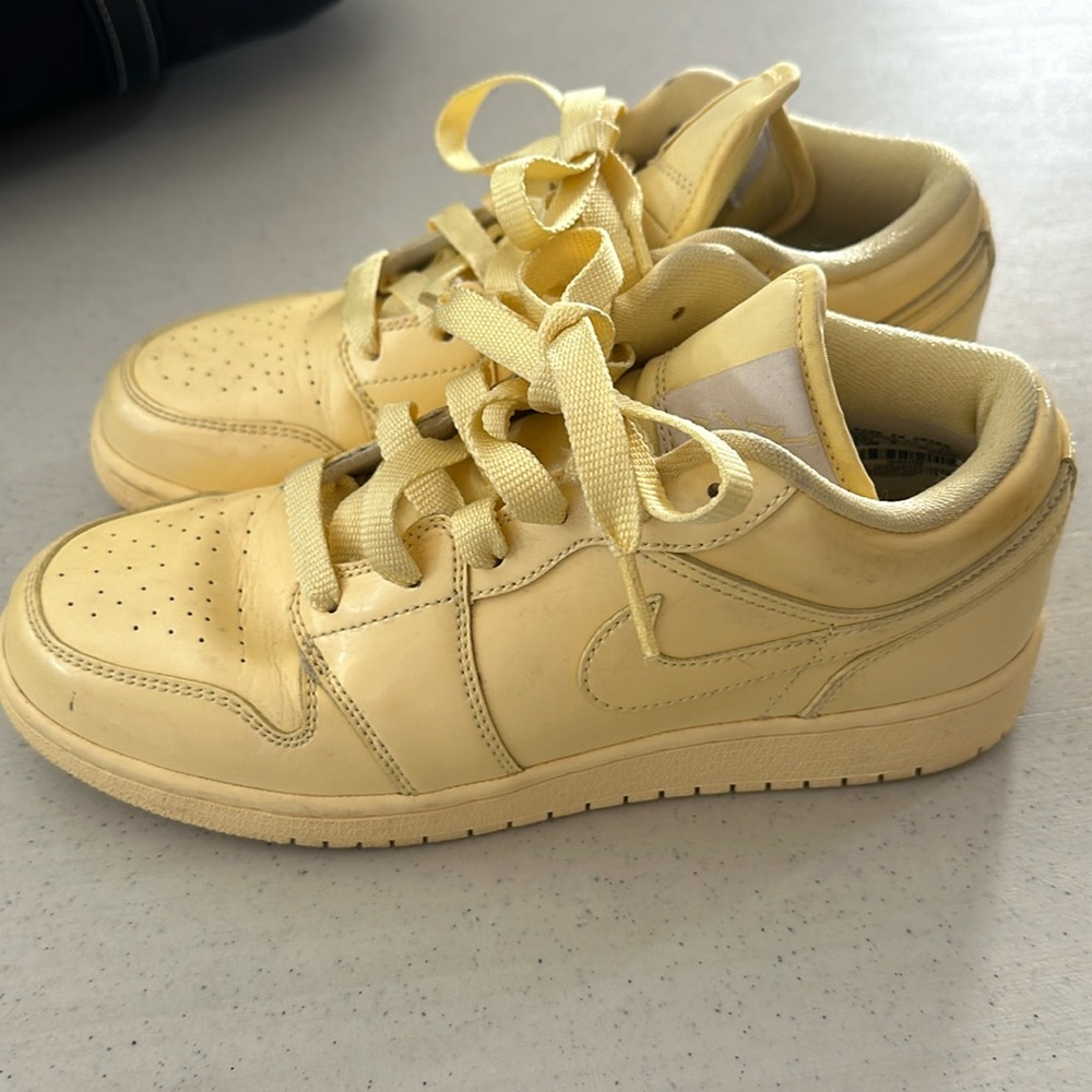 Nike Air Jordan 1 low in lemon